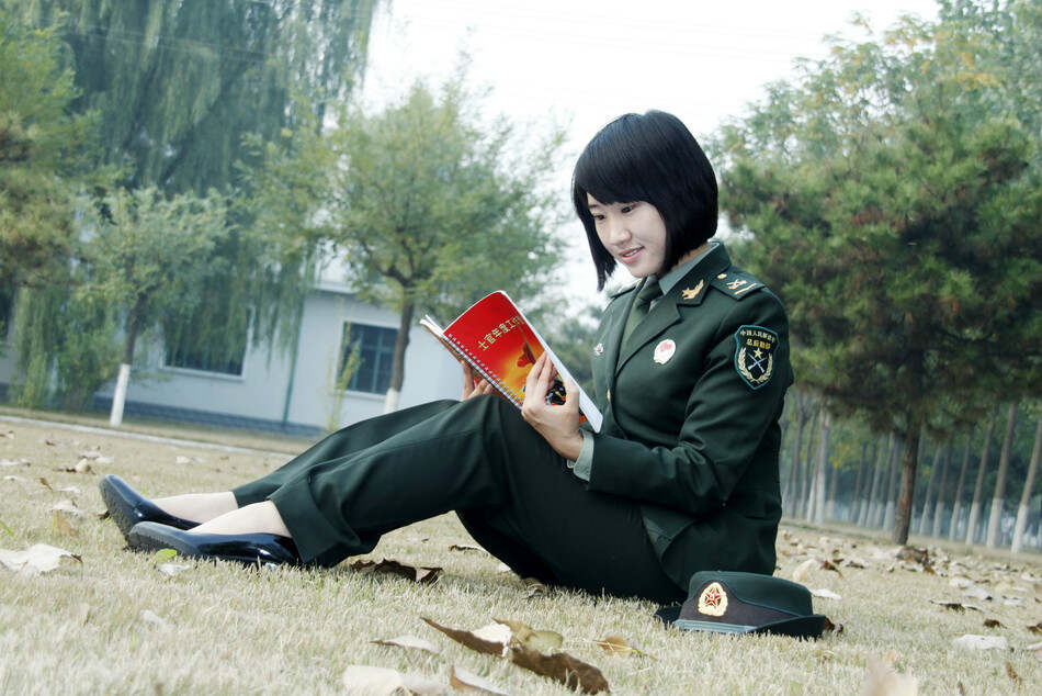 解放軍女兵風(fēng)采，英勇無(wú)畏，巾幗不讓須眉，解放軍女兵英勇風(fēng)采，巾幗不讓須眉，無(wú)畏展現(xiàn)風(fēng)采