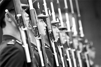 依法治軍從嚴(yán)治軍抓住關(guān)鍵，深化軍事法治建設(shè)，提升軍隊?wèi)?zhàn)斗力，依法治軍與軍事法治建設(shè)，提升軍隊?wèi)?zhàn)斗力的關(guān)鍵之道