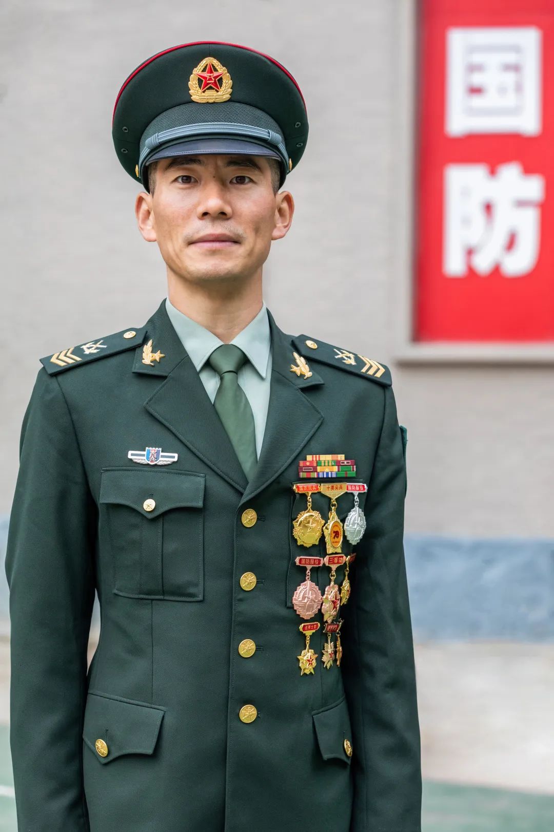 軍士長和上尉哪個(gè)職位更高？深度解析兩者差異，軍士長與上尉職位對比，深度解析差異與級別高低