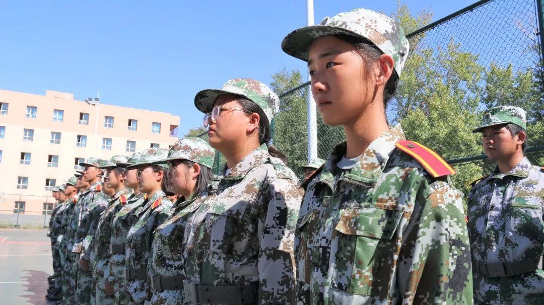 女兵立正軍姿圖片，展現(xiàn)力量與榮耀，女兵軍姿立正圖片，力量與榮耀的展現(xiàn)