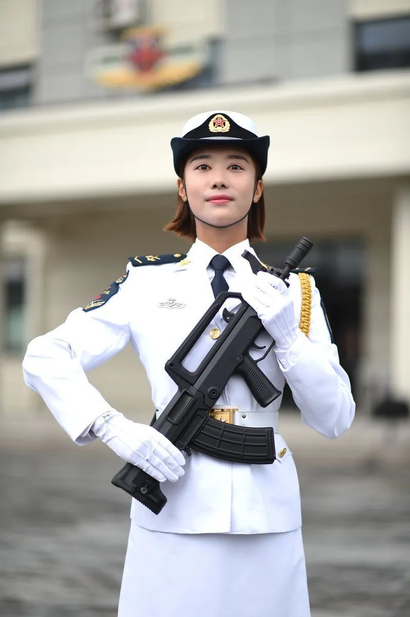 探索最漂亮的女軍裝圖片，時尚與力量的完美結(jié)合，時尚與力量展現(xiàn)，最美麗女軍裝圖片探索